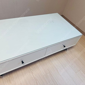 흰색 유리 상판 낮은 서랍장
