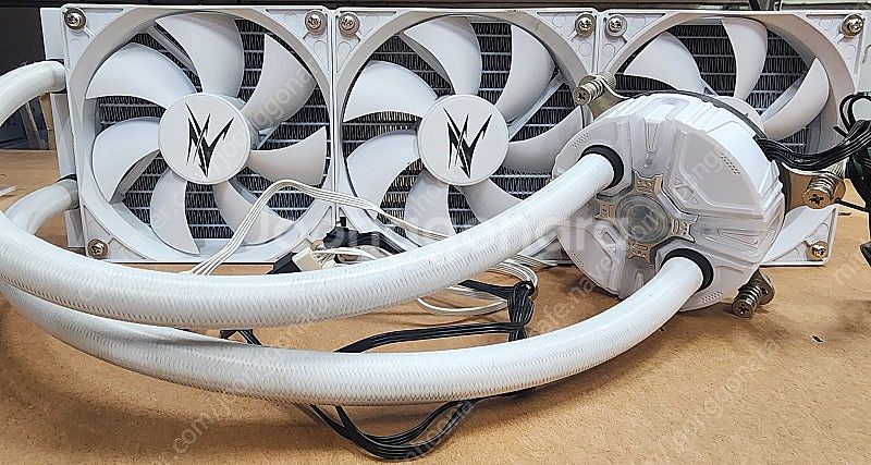 잘만 Reserator5 Z36 화이트 3열 수냉쿨러--1