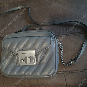 마이클코어스 로즈 스몰 탑핸들 퀼팅 체인 크로스바디백 그레이색 45000원