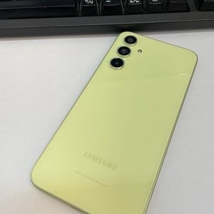 갤럭시퀀텀4 어썸라임 128GB 무잔상 상태좋은 중고19만팝니다.