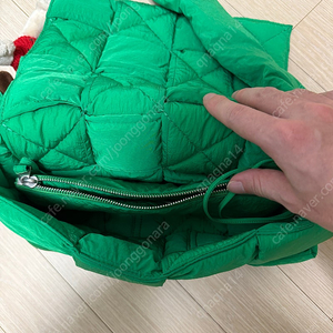 보테가베네타 패딩 카세트백 그린 판매