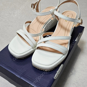 아이보리색 여성 통굽 웨지힐 샌들 235사이즈 새상품