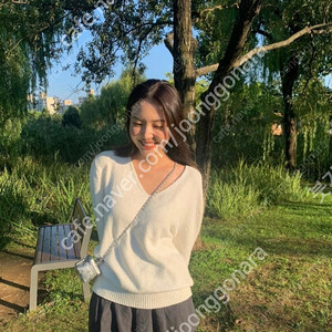 타낫 화이트브이넥니트 새상품 택포