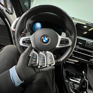 BMW 1/3/5시리즈, X3/X5/X7, i4, iX, M3 차량키 구형 버튼 먹통 발생 시 최신형 키로 복원 제작 진행