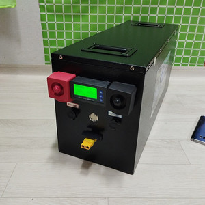 인산철 밧데리 12v 400a 팝니다. 외장멀티탭 포함