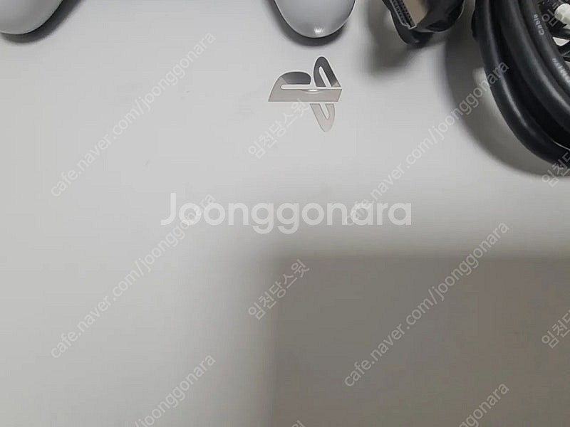 PS4 프로 화이트 팝니다.--1