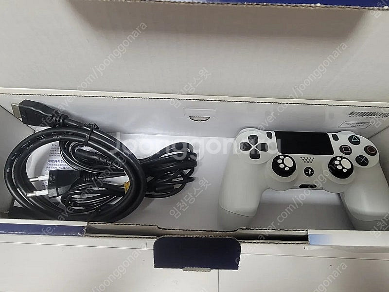 PS4 프로 화이트 팝니다.--3