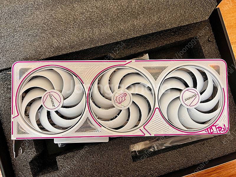 컬러풀 rtx 5070 울트라 oc 화이트 팝니다.--0