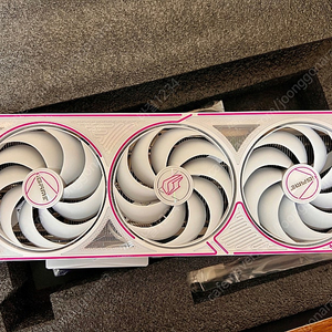 컬러풀 rtx 5070 울트라 oc 화이트 팝니다.