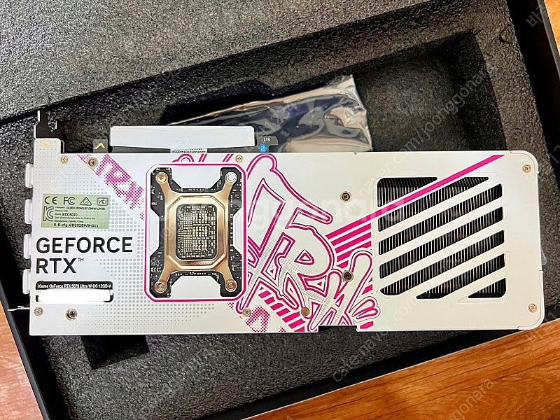 컬러풀 rtx 5070 울트라 oc 화이트 팝니다.--2