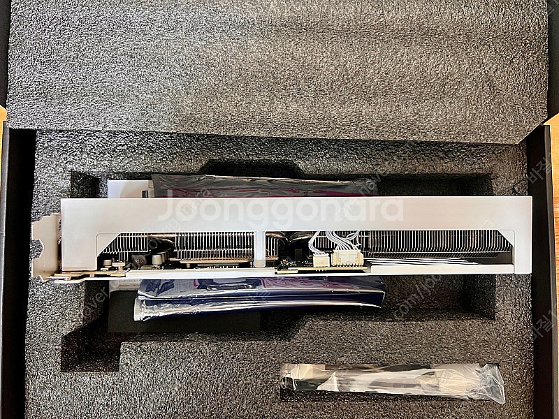컬러풀 rtx 5070 울트라 oc 화이트 팝니다.--3