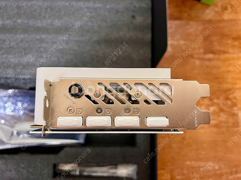 컬러풀 rtx 5070 울트라 oc 화이트 팝니다.--4