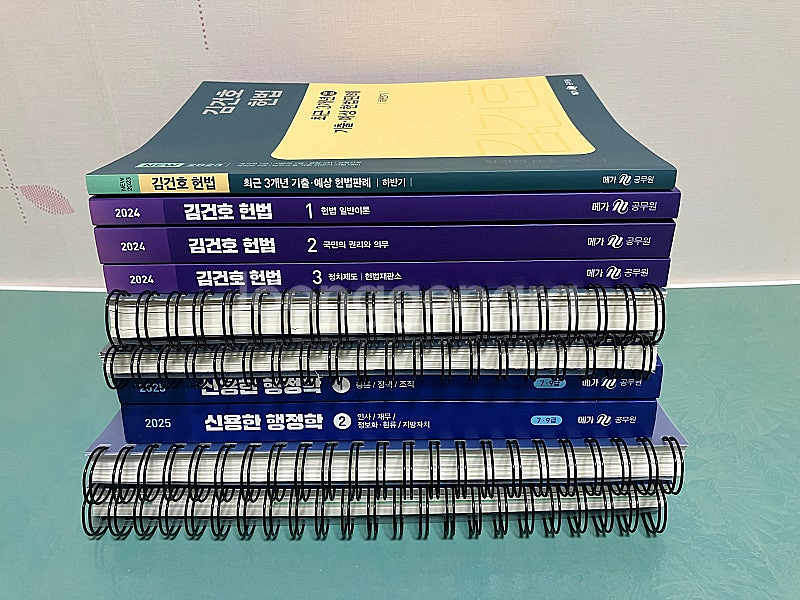 김건호 헌법 기본서, 신용한 행정학 기본서&기출, 신용...--0