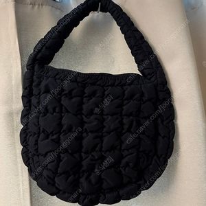 COS 코스 퀄티드 미니백 블랙 (구름백) 팝니다 ️