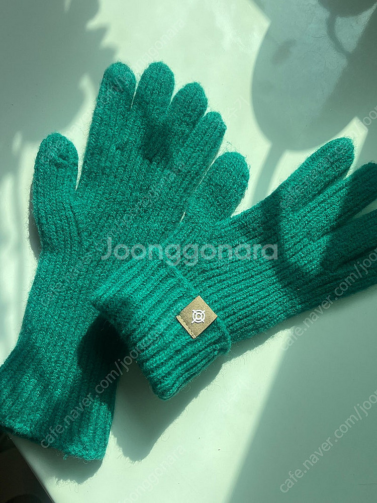 (새상품) 손가락 구멍 뚫려있는 겨울 장갑--0