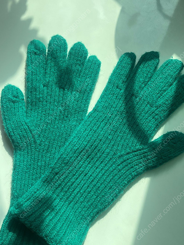 (새상품) 손가락 구멍 뚫려있는 겨울 장갑--1