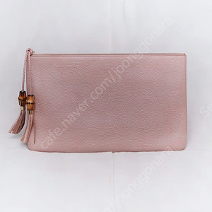 구찌 (GUCCI) 뱀부 테슬 페일핑크 토고가죽 클러치백