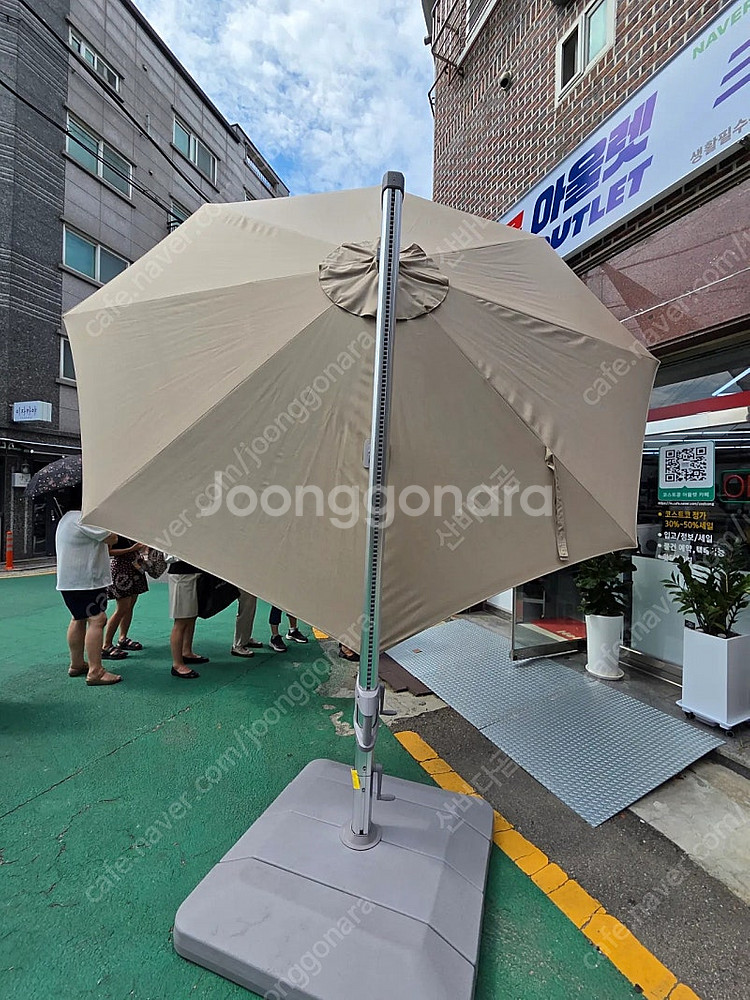 미사용)앳레저 LED 캔틸레버 우산 지름 3.97m,베...--5