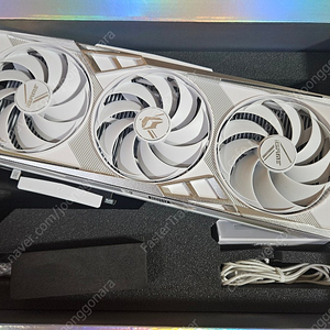 RTX 4080 Super Vulcan White 화이트 버젼 판매합니다.
