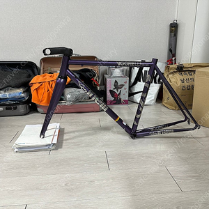 치넬리 비고렐리 스틸 퍼플 s사이즈 프레임셋 판매합니다.