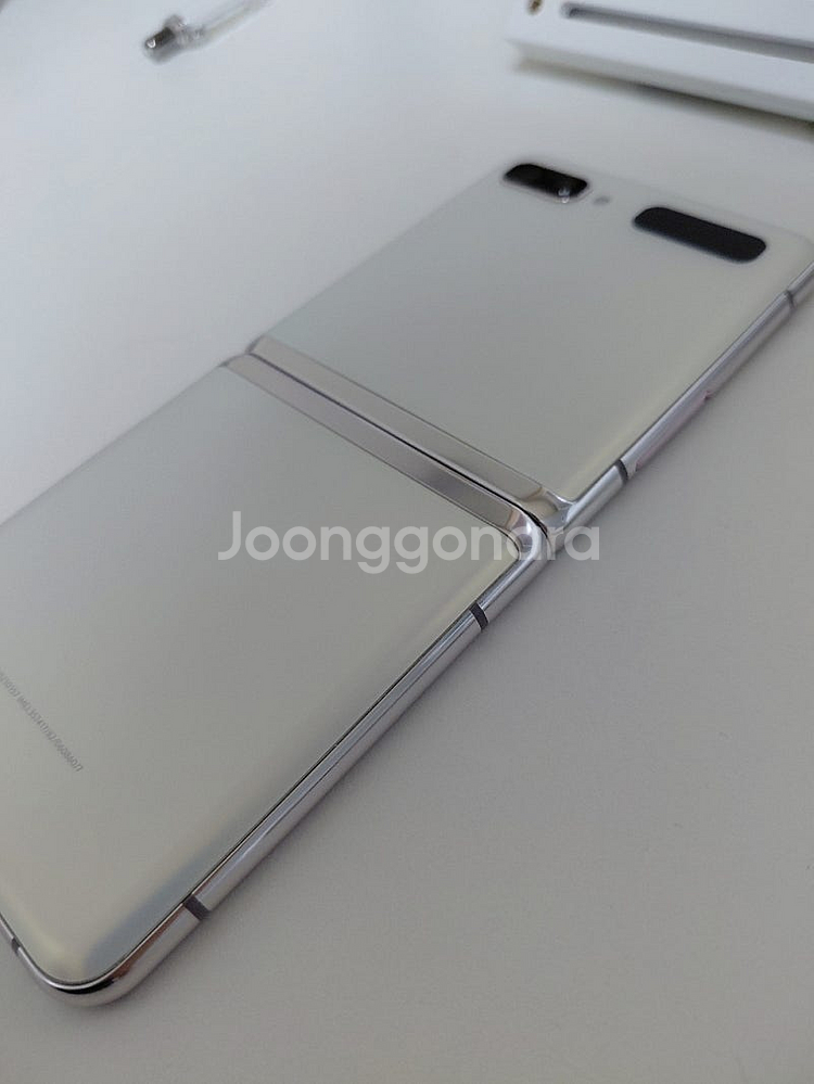 갤럭시Z플립 5G 화이트 (접으면 꺼짐)--3