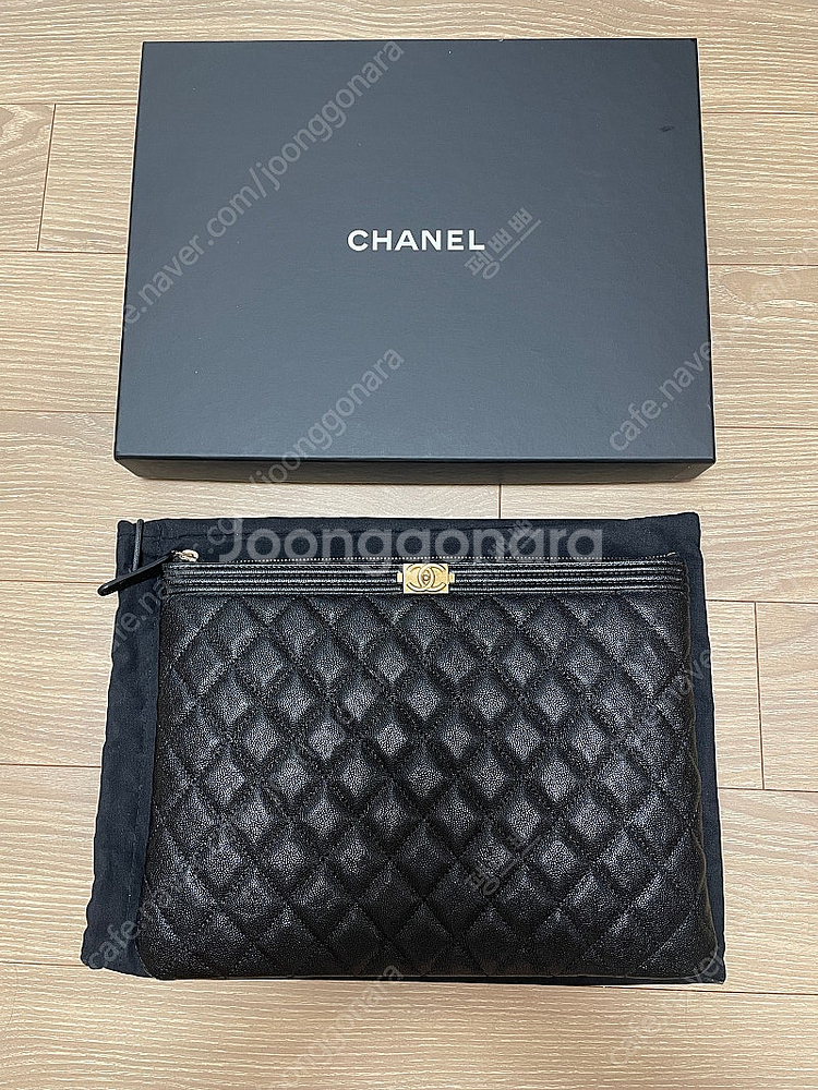 샤넬 보이 클러치 뉴미듐 블랙 캐비어 금장--0