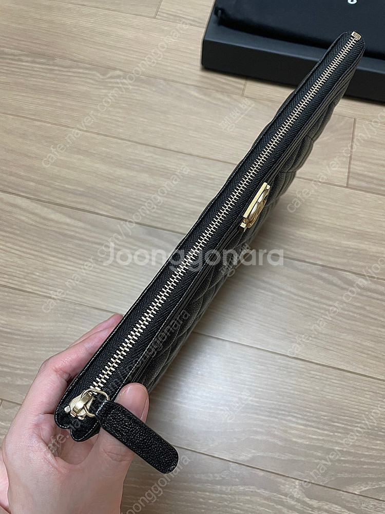 샤넬 보이 클러치 뉴미듐 블랙 캐비어 금장--3