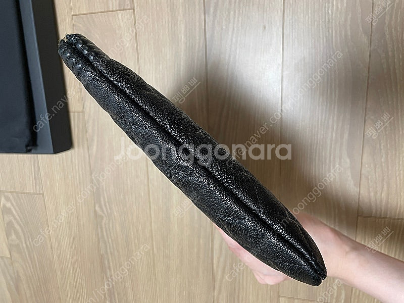 샤넬 보이 클러치 뉴미듐 블랙 캐비어 금장--6