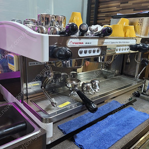 커피 머신(훼마 E98 RE), 메저 그라인더(MAZZER LUIGI SRL) , 냉동고, 브레마 아이스메이커(제빙기), 온수기 등 카페 장비 일괄 판매 합니다.