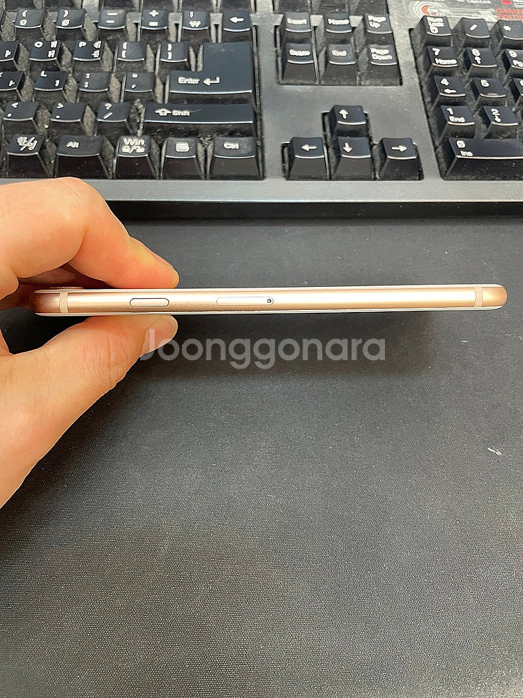 아이폰8 골드 64GB 상태좋은 중고12만팝니다.--4