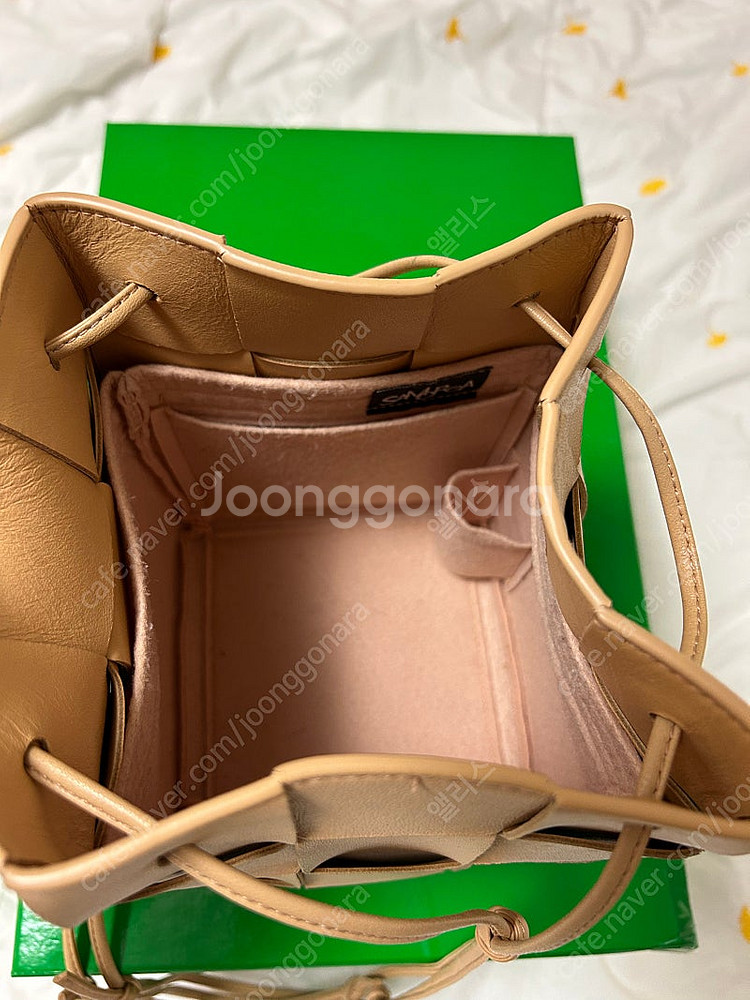 보테가베네타 카세트 버킷백 스몰 아몬드(가격내림)--7