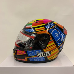 AGV 레플리카 헬멧 떨이로 던집니다.
