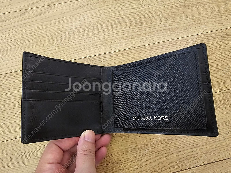 개봉만 한 MICHAEL KORS 반지갑 팝니다.--2