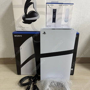 플스5 PS5 프로 PS5 PRO 풀세트(헤드셋+리모컨+충전거치대) 팝니다.