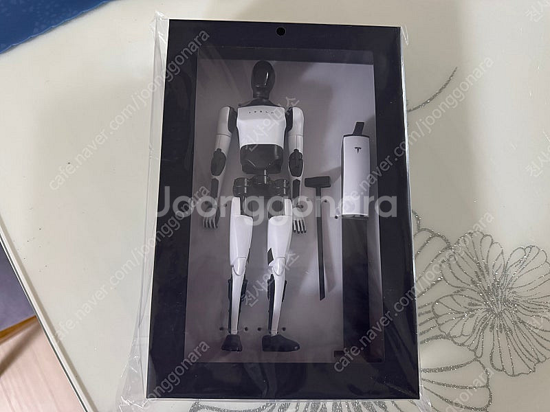 테슬라 옵티머스 봇 피규어 판매합니다.--0
