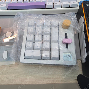 글로리어스 GMMK NUMPAD 넘버패드 화이트 + 컬러 로터리, 슬라이더 키캡 판매합니다.