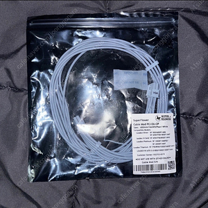 SuperFlower 화이트 pcie 8핀 슬리빙 케이블