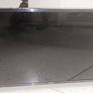 **삼성 모니터 32인치. PC 또는 Tv모니터, 겸용으로 사용됩니다.