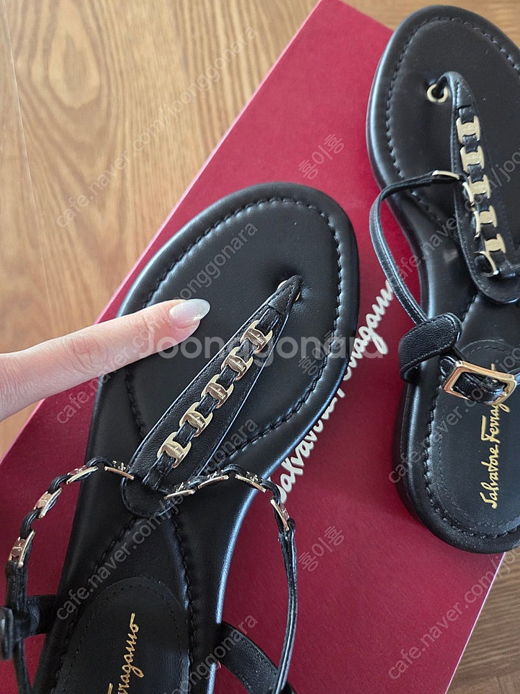 페레가모 쪼리샌들(새상품) 35사이즈--1