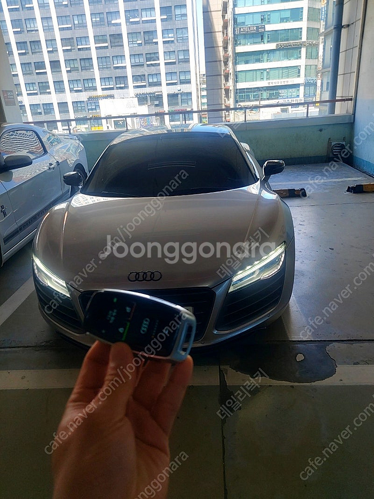 아우디 고성능 슈퍼카 R8 오랜된 연식 구형 자동차키를...--4