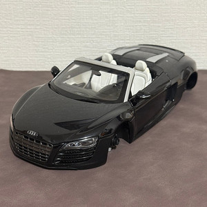 1:18 1/18 교쇼 r8 하자품 대파품 다이캐스트 판매합니다.