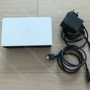 닌텐도 스위치 oled 버전 독 화이트 팝니다.