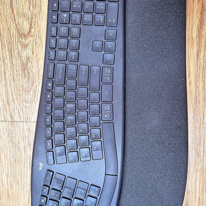 로지텍 ERGO K860 인체공학 블루투스 무선 키보드 거의 새것 팝니다(가격내림)