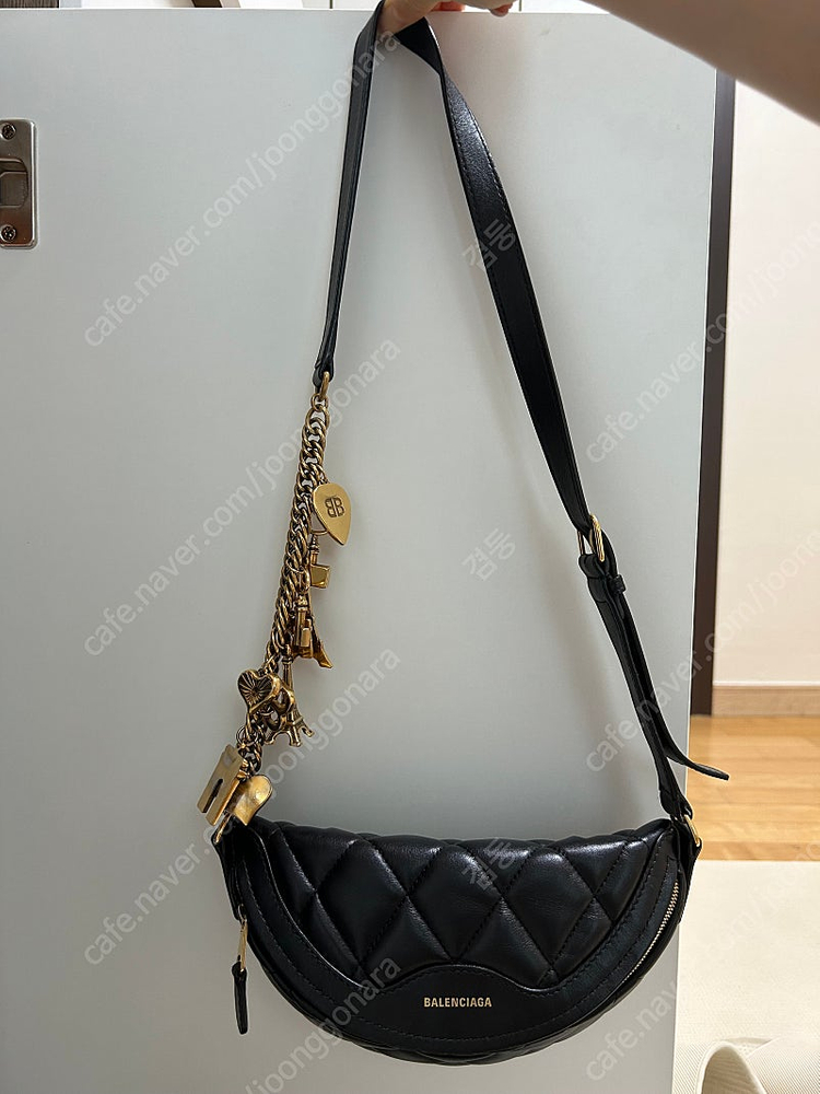 발렌시아가 수비니어 퀄팅 벨트백 블랙 이미지