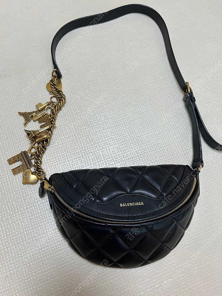 발렌시아가 수비니어 퀄팅 벨트백 블랙 이미지