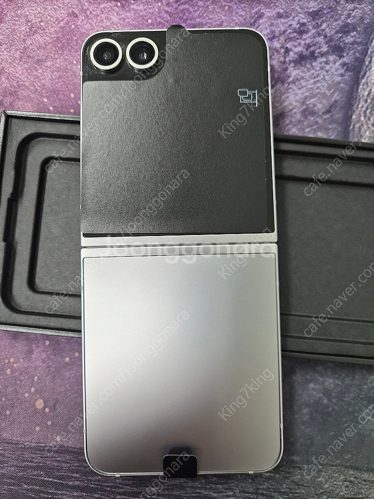 갤럭시 Z플립6 256GB 실버 SSS급 팝니다.--0