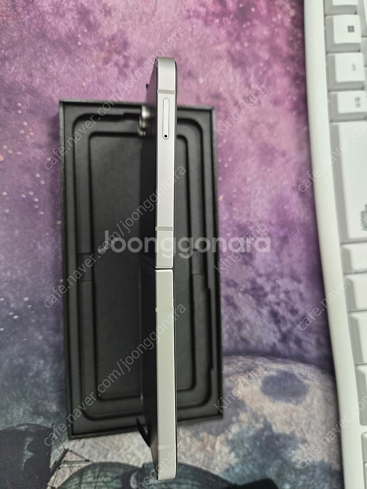 갤럭시 Z플립6 256GB 실버 SSS급 팝니다.--2