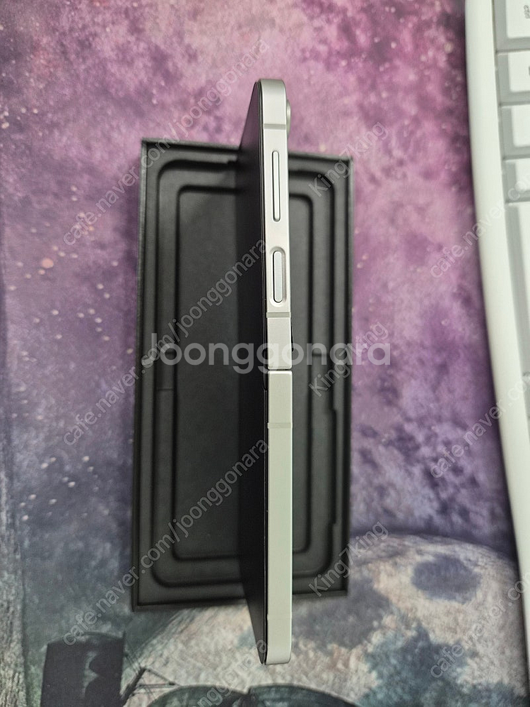 갤럭시 Z플립6 256GB 실버 SSS급 팝니다.--3