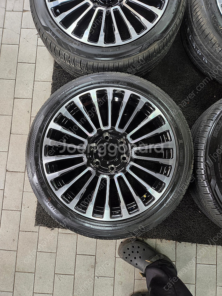 [ 추천 ] 스타리아 그랜드카니발 그랜드 스타렉스 전용 만소리ST 20인치 휠 타이어 팝니다.--1