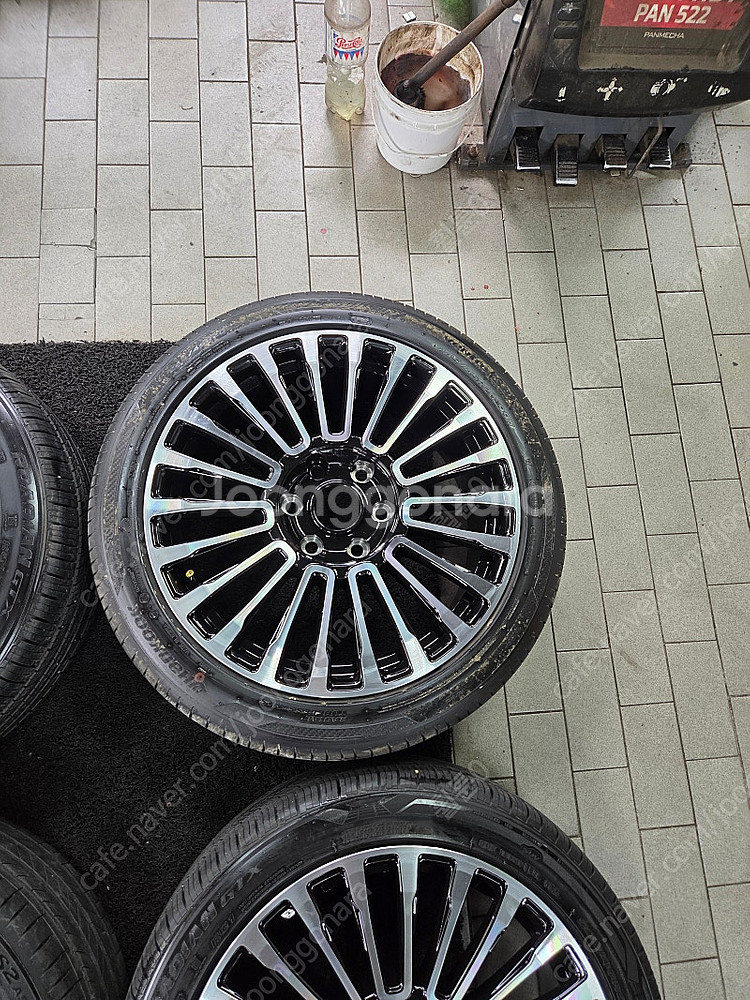 [ 추천 ] 스타리아 그랜드카니발 그랜드 스타렉스 전용 만소리ST 20인치 휠 타이어 팝니다.--4